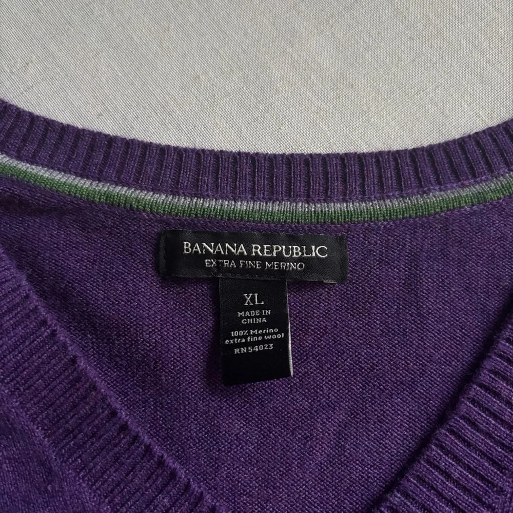 Banana Republic Men's V-Neck Sweater in Purple